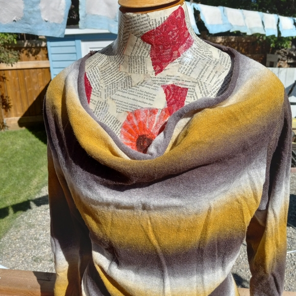 Cowl necked long sleeve sweater - Picture 3 of 5